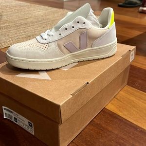 Veja V-10 Suede Multico Sable Parme Sneakers